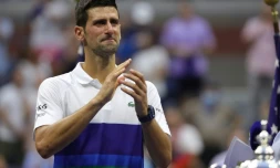Le Serbe Novak Djokovic pleure lors de la cérémonie de la remise des trophées de l'US Open, après sa défaite face à l'Allemand Alexander Zverev, le 12 septembre 2021 au Billy Jean King King National Tennis Center à New York