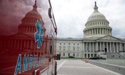 Une ambulance garée devant le Congrès américain pendant qu'un nouveau plan d'aide de près de 500 milliards de dollars était approuvé au Sénat américain, le 21 avril 2020, pour secourir l'économie américaine, frappée par la pandémie de coronavirus