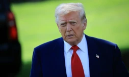 Le président américain Donald Trump marche sur la pelouse de la Maison Blanche, à Washington, le 29 avril 2025