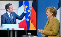 Emmanuel Macron salue à la fin de la conférence de presse devant la chanceliÚre Angela Merkel avec qui il était en visio-conférence, le 5 février 2021