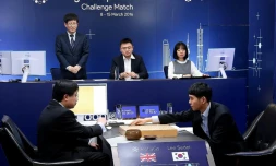 Lee Se-Dol (d) meilleur joueur mondial du jeu de go affronte l'ordinateur AlphaGo à Séoul, le 8 mars 2016