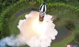 Photo diffusée le 13 juillet 2023 par l'agence nord-coréenne Kcna du tir d'essai d'un nouveau missile balistique intercontinental (ICBM) "Hwasong-18" dans un lieu précisé, le 12 juillet 2023 en Corée du Nord