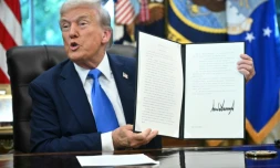 Le président américain Donald Trump présente un décret qu'il vient de signer dans le bureau ovale de la Maison Blanche, à Washington, le 19 septembre 2025