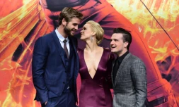(g-d) Les acteurs Liam Hemsworth, Jennifer Lawrence et Josh Hutcherson lors de l'avant-premiĂšre du dernier opus de Hunger Games Ă Berlin le 4 novembre 2014