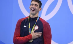 Le nageur américain Michael Phelps pose sur le podium après sa victoire sur 200 m papillon lors des JO de Rio, le 10 août 2016