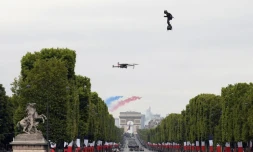 Franky Zapata, "l'homme volant", sur son "Flyboard" au-dessus des Champs-Elysées, le 14 juillet 2019 à Paris