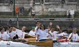 La maire de Paris Anne Hidalgo (g) et Tony Estanguet, coprésident du comité de candidature Paris 2024, le 23 juin 2017 sur la Seine à Paris