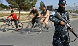 Un combattant taliban travaillant comme policier monte la garde à un poste de contrôle à Kaboul le 3 octobre 2021 