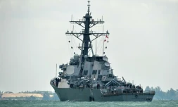 Le destroyer lance-missiles USS John S. McCain au large de Singapour, le 21 août 2017