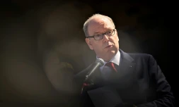 Le Prince Albert II de Monaco s'adresse au public à Saint-Martin-des-Besaces, dans le nord-ouest de la France, le 10 avril 2025
