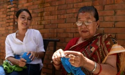 Lorina Sthapit et sa grand-mÚre Champa Devi Tuladhar qui tricote des chaussettes lors d'une interview avec l'AF, le 6 août 2020 à Katmandou, au Népal