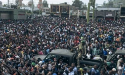 Un combattant du M23 sur une camionnette au milieu d'une foule rassemblée aux portes du Stade de l'Unité à Goma, le 6 février 2025 en RDC