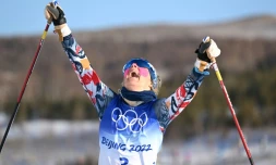 La joie de la fondeuse norvégienne Therese Johaug, après sa victoire dans l'épreuve de skiathlon aux Jeux olympiques de Pékin, le 5 février 2022 dans le stade de ski de fond de Zhangjiakou