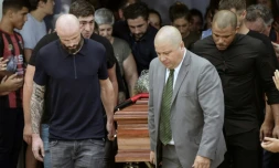 Le défenseur de Nantes Nicolas Pallois (g) porte le cercueil d'Emiliano Sala à Progreso en Argentine le 16 février 2019