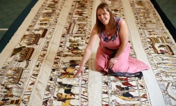 Mia Hansson devant sa réplique de la tapisserie de Bayeux, le 24 février 2022 à Wisbech, en Angleterre