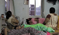 Des mÚres porteuses à des stades différents de grossesse dans le dortoir d'une clinique à Anand, dans l'état indien du Gujarat le 3 septembre 2009