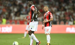 Mario Balotelli et Wesley Sneijder lors du match de Nice contre Guingamp, le 19 août 2017 à l'Allianz Riviera