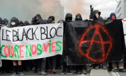 Les "black blocs" de la mouvance contestataire radicale lors de la manifestation du 1er mai 2018 à Paris
