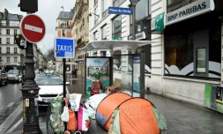 La tente d'une personne sans domicile, sur la place de Clichy, à Paris, le 29 décembre 2017