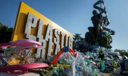 Le "Fardeau du Penseur", une installation évolutive de l'artiste, photographe et militant canadien Benjamin Von Wong devant le siège genevois de l'Onu, est peu à peu recouvert de déchets plastique, alors que les délégués réunis à l'intérieur du Palais des Nations ont bien du mal à trouver un terrain d'entente pour rédiger le premier traité international sur la pollution plastique, le 12 aout 2025