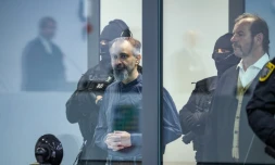 L'accusé saoudien Taleb Jawad al-Abdulmohsen (c) dans le box en verre pare-balle de la salle d'audience provisoire de Magdebourg, lors de son procès pour avoir foncé avec un SUV dans la foule d'un marché de Noël fin 2024, le 26 juin 2026 dans l'est de l'Allemagne