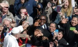 Le pape François salue la foule lors de la messe de Pâques au Vatican le 27 mars 2016