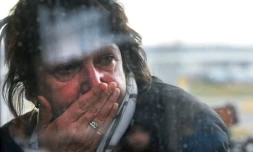 Une proche de passagers qui se trouvaient dans l'Airbus qui s'est écrasé dans le Sinaï attend à l'aéroport international de Pulkovo à Moscou le 31 octobre 2015