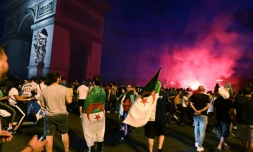 Des supporters de l'Algérie autour de l'Arc de Triomphe à Paris, le 11 juillet 2019