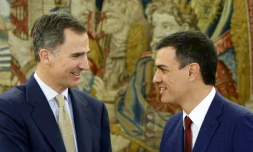Le roi d'Espagne Felipe VI et le chef du parti socialiste espagnol Pedro Sanchez, à Madrid le 26 avril 2016