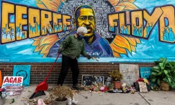 Minneapolis, le 28 mars 2021: un bénévole nettoie le mémorial érigé en l'honneur de George Floyd sur le site de sa mort