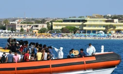 Des migrants en provenance de Tunisie et de Libye arrivent à Lampedusa à bord d'un bateau des gardes-côtes italiens, le 1er août 2020