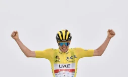 Le maillot jaune du Tour de France Tadej Pogacar, vainqueur au sommet du col du Portet, lors de la 17e étape, le 14 juillet 2021