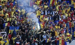 Des supporters roumains allument des fumigènes dans une tribune lors du match de l'Euro contre l'Albanie au Parc OL, le 19 juin 2016 