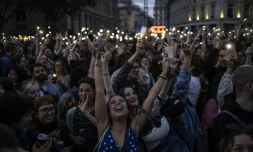 Une foule célèbre l'arrivée en tête surprise du Nouveau Front Populaire au second tour des élections législatives, le 7 juillet 2024 place de la République à Paris 


People celebrate during an election night rally following the first results of the second round of France's legislative election at Republique Square in Paris on July 7, 2024. A broad left-wing coalition was leading a tight French legislative election, ahead of both President's centrists and the far right with no group winning an absolute majority, projections showed.