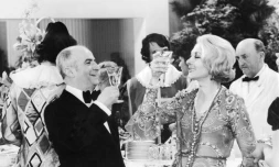 Les acteurs français Louis de Funès et Claude Gensac, le 03 février 1971, lors du tournage d'une scène du film de Jean Girault "Jo" à Paris