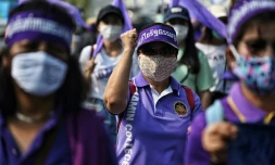 Des militantes et des syndicalistes manifestent à l'occasion de la journée internationale des droits des femmes, le 8 mars 2020 à Bangkok, en Thaïlande