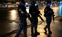 Des membres d'une unité spéciale de tireurs d'élite de la police nationale participent aux recherches aprÚs l'évasion de plusieurs prisonniers du complexe pénitentiaire de Guayaquil, le 13 janvier 2024 en Equateur