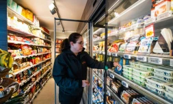 La gérante du magasin Domenica Gerlach vérifie les rayons du supermarché Lifvs à Veckholm, à 80 kilomètres de Stockholm, le 6 mai 2021 en Suède