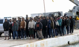 Des migrants au port de Kaloi Limenes, au sud d'Héraklion, en Crète, après avoir été secourus par les garde-côtes grecs, le 21 février 2026