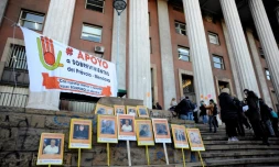 Des victimes d'abus sexuels et leurs proches manifestent avant le procès des deux prêtres et du jardinier, le 5 août 2019 à Mendoza, dans l'ouest de l'Argentine 