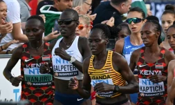 L'athlète ougandaise Rebecca Cheptegei (maillot orange rayé) lors du marathon féminin des Championnats du monde d'athlétisme de Budapest le 26 août 2023
