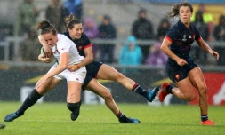 L'Anglaise Emily Scarratt (g) plaquée par la Française Lenaig Corson en demi-finale du Mondial de rugby, le 22 août 2017 à Belfast