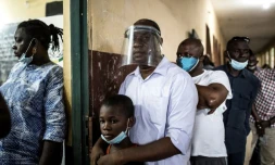 File d'attente devant un bureau de vote de Conakry le 18 octobre 2020 d'électeurs qui vont choisir leur président