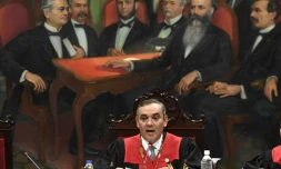 Le prĂ©sident de la Cour suprĂȘme du Venezuela, Maikel Moreno, lit un communiquĂ© devant la presse le 8 mai 2019 Ă Caracas