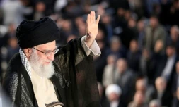 Photo diffusée par le bureau du Guide suprême iranien, l'ayatollah Ali Khamenei, le montrant en train de saluer la foule à Téhéran le 4 juin 2018 