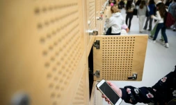 Une élève dépose son téléphone portable dans un casier après l'avoir éteint, au collège Auguste Brizeux à Lorient, le 5 septembre 2024 dans le Morbihan