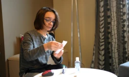 Julien Ferrer, atteint d'une maladie orpheline, prépare son traitement médical à Winnipeg, au Canada, le 17 mai 2018