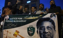 Des partisans de l'ancien président pakistanais Pervez Musharraf, dénoncent, le 17 décembre 2019 devant le tribunal à Karachi sa condamnation à mort par contumace