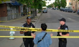 Des policiers parlent avec un passant sur les lieux d'une attaque contre des manifestants pour la libération d'otages israéliens retenus à Gaza, sur Pearl Street à Boulder, Colorado, le 1er juin 2025