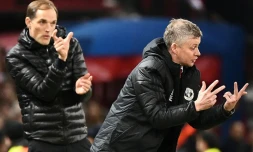 L'entraîneur du PSG Thomas Tuchel (g) et celui de Manchester United Ole Gunnar Solskjaer, le 12 février 2019 à Old Trafford
